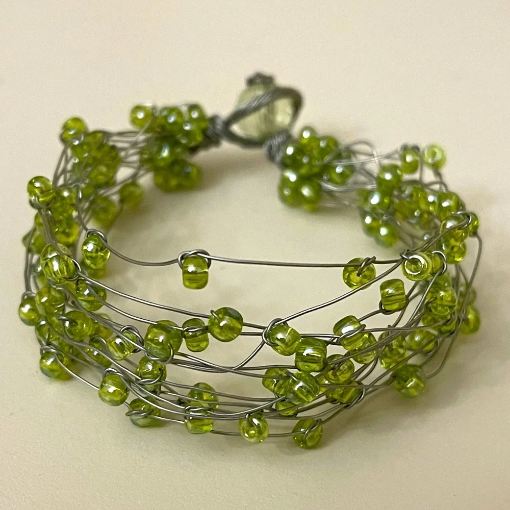 Art piece, unique Green Gem Lightweight Wire Bracelet - Picture 2 of 3